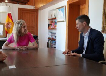 La alcaldesa de Santa Eulària, Carmen Ferrer, junto al secretario del Consulado de Ucrania en las Illes Balears, Andrii Chumachenko.