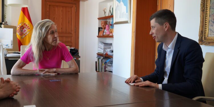 La alcaldesa de Santa Eulària, Carmen Ferrer, junto al secretario del Consulado de Ucrania en las Illes Balears, Andrii Chumachenko.