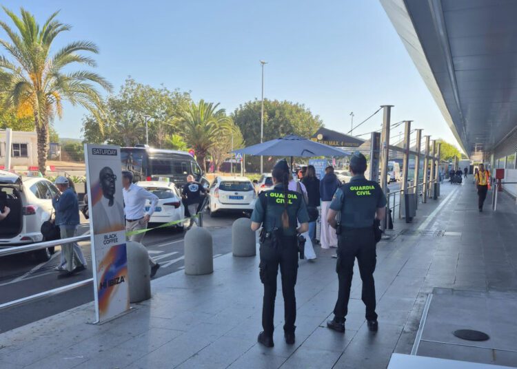 Zona de estacionamiento de Taxis en el Aeropuerto de Ibiza.