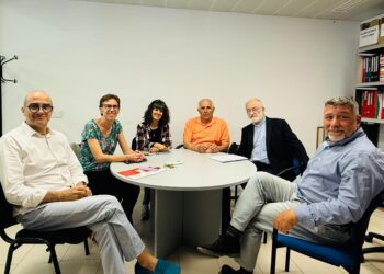 El arzobispo de Rabat con representantes de Cáritas, el Fons Pitiús y el Ayuntamiento de Sant Josep, en la sede de Cáritas Ibiza.