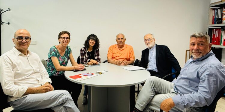 El arzobispo de Rabat con representantes de Cáritas, el Fons Pitiús y el Ayuntamiento de Sant Josep, en la sede de Cáritas Ibiza.