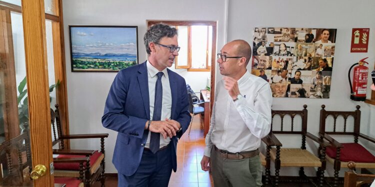 El vicepresidente del Govern y conseller de Economía, Hacienda e Innovación, Antoni Costa, y el presidente del Consell Insular, Óscar Portas.