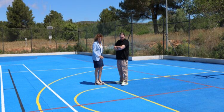 Imagen de la la pista polideportiva de Buscastell renovada.