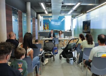 Reunión del alcalde con las familias afectadas por la huelga de la escoleta de Can Coix
