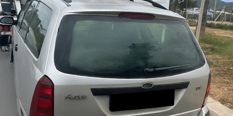 Imagen de uno de los taxis pirata interceptados por la Policía Local de Sant Josep.