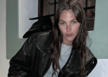 Vittoria Ceretti en una calle de Ibiza, en una de las publicaciones que ha subido a sus redes sociales. Vittoria Ceretti Instagram