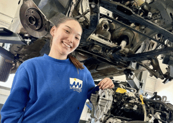 Irene de Juan durante sus prácticas en Punicauto. Foto Paco Natera.