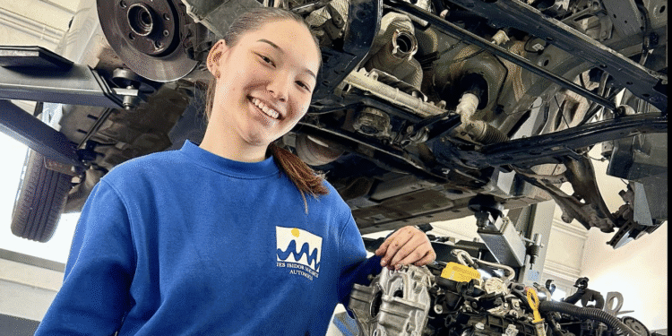 Irene de Juan durante sus prácticas en Punicauto. Foto Paco Natera.