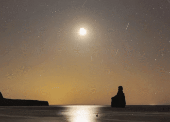 Estelas de satélites 'manchan' los cielos nocturnos de Ibiza, como se aprecia en el vídeo de Marc Torres en @theotherfaceibiza
cedido a Noudiari