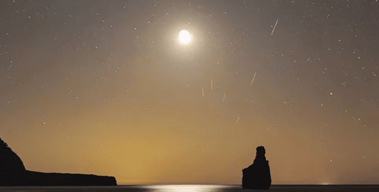 Estelas de satélites 'manchan' los cielos nocturnos de Ibiza, como se aprecia en el vídeo de Marc Torres en @theotherfaceibiza
cedido a Noudiari