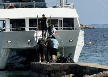Uno de los party boats sancionados por depositar basura.