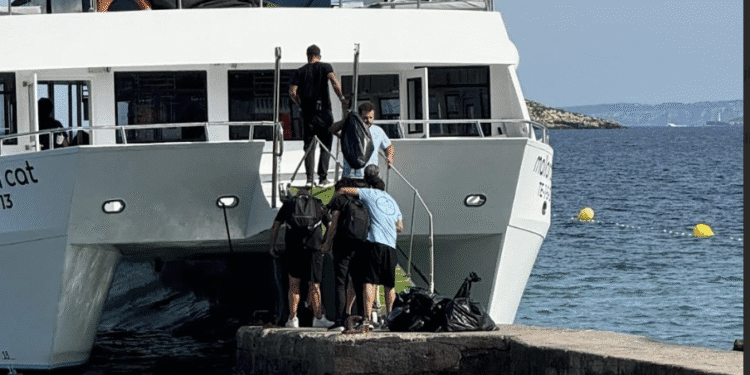 Uno de los party boats sancionados por depositar basura.