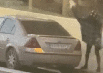 Un momento del vídeo viral que recoge los destrozos de la mujer.