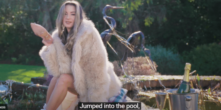 Momento en el que hacen referencia al 'balconing' en la canción.