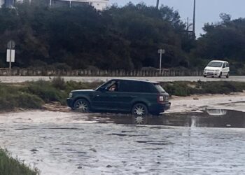 El vehículo ha acabado cayendo al estany Pudent. Imágenes cedidas por RàdioIlla.