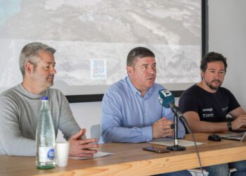 El conseller de Patrimoni y vicepresidente segundo, Javier Serra, junto con el técnico Jaume Escandell y el investigador Enrique Aragón. Foto: Consell de Formentera