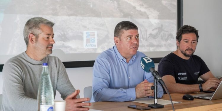 El conseller de Patrimoni y vicepresidente segundo, Javier Serra, junto con el técnico Jaume Escandell y el investigador Enrique Aragón. Foto: Consell de Formentera
