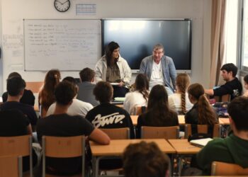 Francisco Ruiz, durante su charla en el IEs Sa Serra junto a Apfem.