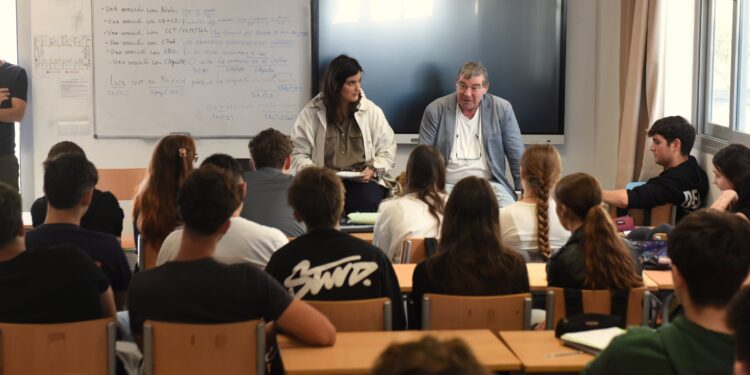 Francisco Ruiz, durante su charla en el IEs Sa Serra junto a Apfem.