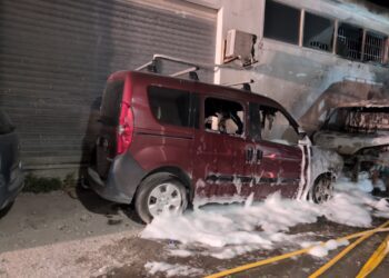 Varios vehículos quedaron muy afectados por las llamas. Fotos de Bombers d'Eivissa