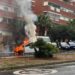 Imagen del coche envuelto en llamas. Fotos: Julio Arche