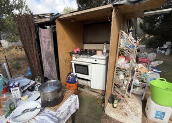 Una cocina a butano en un asentamiento ilegal en Ibiza.