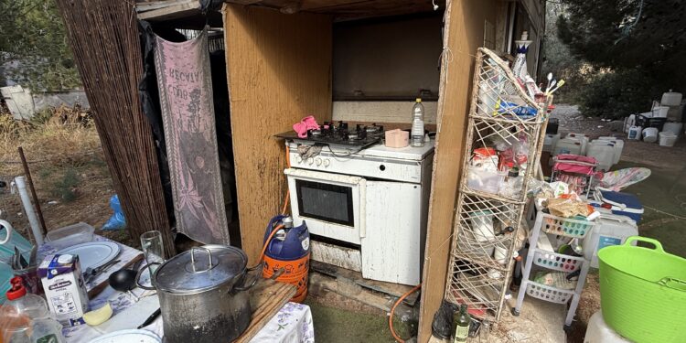 Una cocina a butano en un asentamiento ilegal en Ibiza.