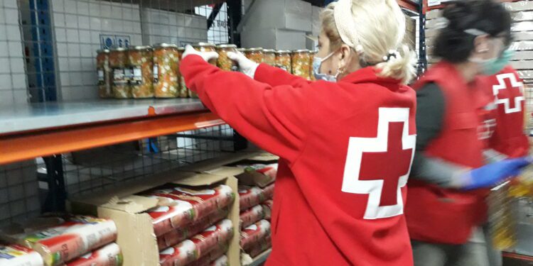 Imagen de archivo de una voluntaria de Cruz Roja.