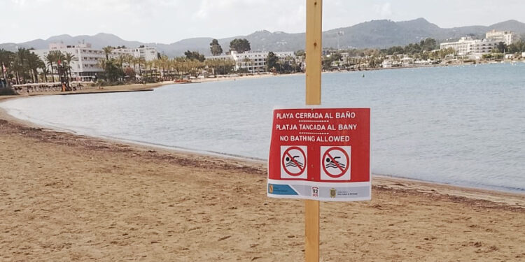 Tramo de la playa de s'Arenal de Sant Antoni tras uno de los vertidos que ha sufrido este año.