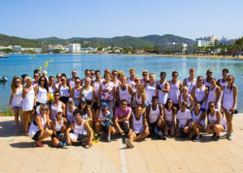 Imagen de una de las limpiezas de la playa en una acción del pasado año.