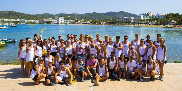 Imagen de una de las limpiezas de la playa en una acción del pasado año.