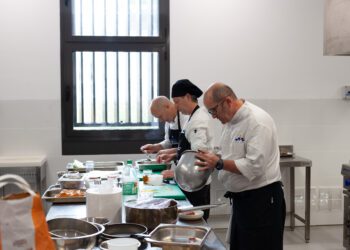 Profesores del IES Isidor Macabich de Ibiza, elaborando las recetas de la guía.