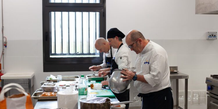 Profesores del IES Isidor Macabich de Ibiza, elaborando las recetas de la guía.