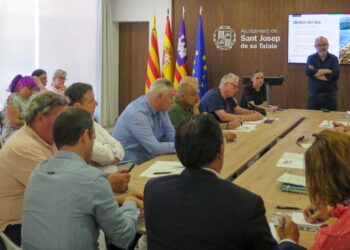 Vicent Roig, al frente d de la mesa de turismo celebrada en las oficinas municipales de Sant Jordi.