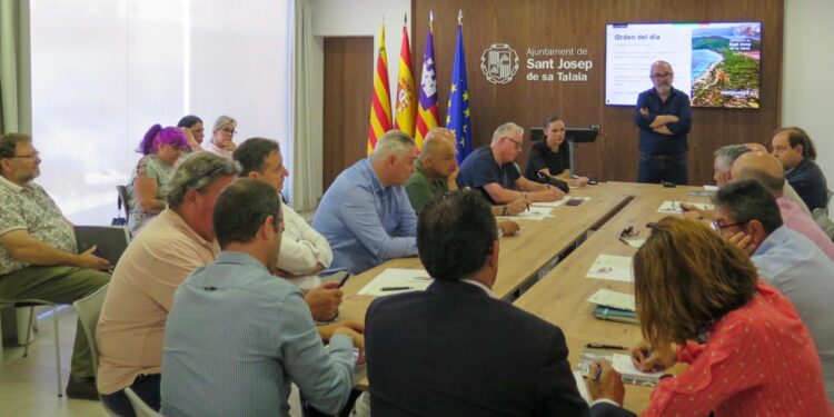 Vicent Roig, al frente d de la mesa de turismo celebrada en las oficinas municipales de Sant Jordi.