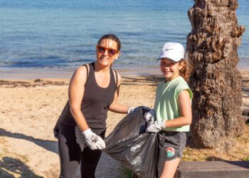 Imagen de la jornada de limpieza celebrada este domingo. REPORTAJE FOTOGRÁFICO: Maria Andreu.