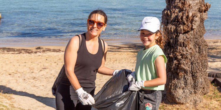 Imagen de la jornada de limpieza celebrada este domingo. REPORTAJE FOTOGRÁFICO: Maria Andreu.