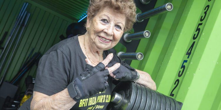 Pilar García Galindo, toda una leyenda de los gimnasios de Ibiza a sus 90 años. Fotos Paco Natera en Bfit Ibiza.