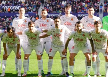 Leo Román, arriba a la derecha, el día de su debut en Primera en 2022