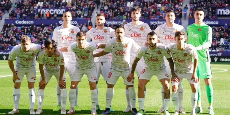 Leo Román, arriba a la derecha, el día de su debut en Primera en 2022