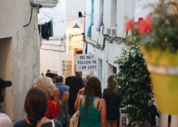 Performance por Dalt Vila de Roi Vaara. Foto de Anita de Austria