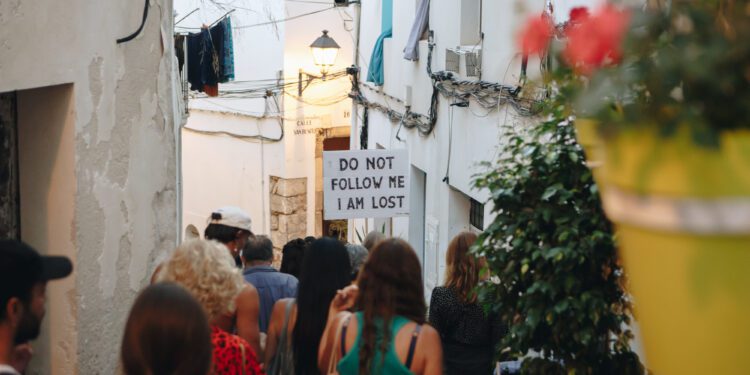 Performance por Dalt Vila de Roi Vaara. Foto de Anita de Austria