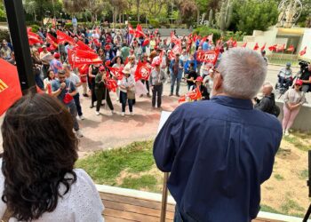 Consuelo López y Pedro Campillo se dirigen a las personas que han acudido a la concentración del 1 de Mayo en el Parque de la Paz.