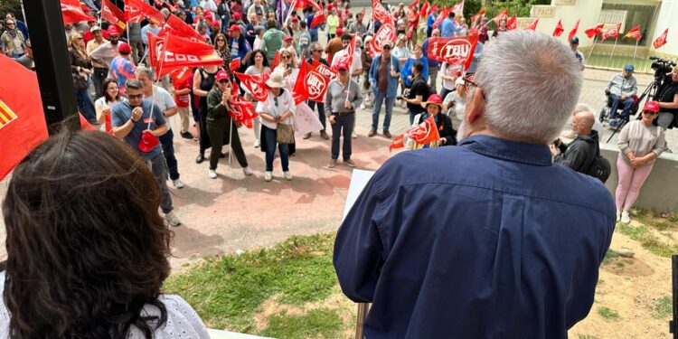 Consuelo López y Pedro Campillo se dirigen a las personas que han acudido a la concentración del 1 de Mayo en el Parque de la Paz.