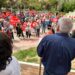 Consuelo López y Pedro Campillo se dirigen a las personas que han acudido a la concentración del 1 de Mayo en el Parque de la Paz.