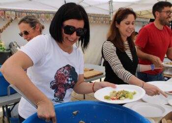 Raquel Guasch Ferrer  y Milena Herrera, repartiendo raciones ayer en Formentera.