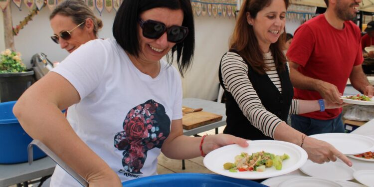 Raquel Guasch Ferrer y Milena Herrera, repartiendo raciones ayer en Formentera.