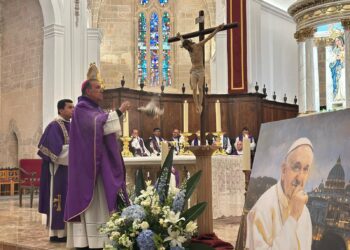 El obispo Vicent Ribas en la catedral junto a la imagen del Papa Francisco.