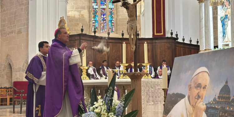 El obispo Vicent Ribas en la catedral junto a la imagen del Papa Francisco.