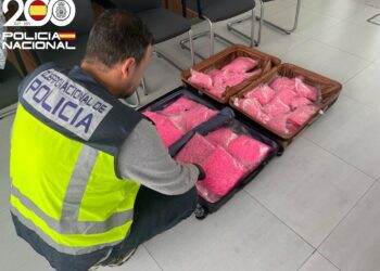 El detenido llevaba la droga dentro de la maleta sin ningún sistema de ocultación.
